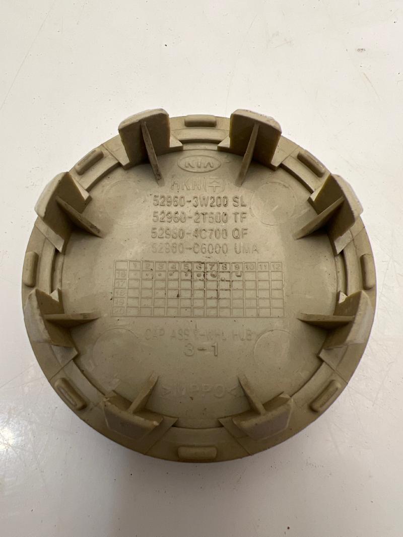 2014 - 2018 Kia Sorento Alloy Wheel Center Cap fits 18" 19" OEM 529604C700