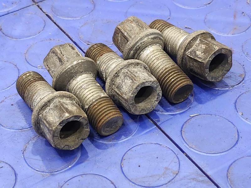 2013 Volkswagen Jetta Lug Nuts