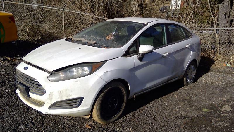 2014 Ford Fiesta Front Door Regulator