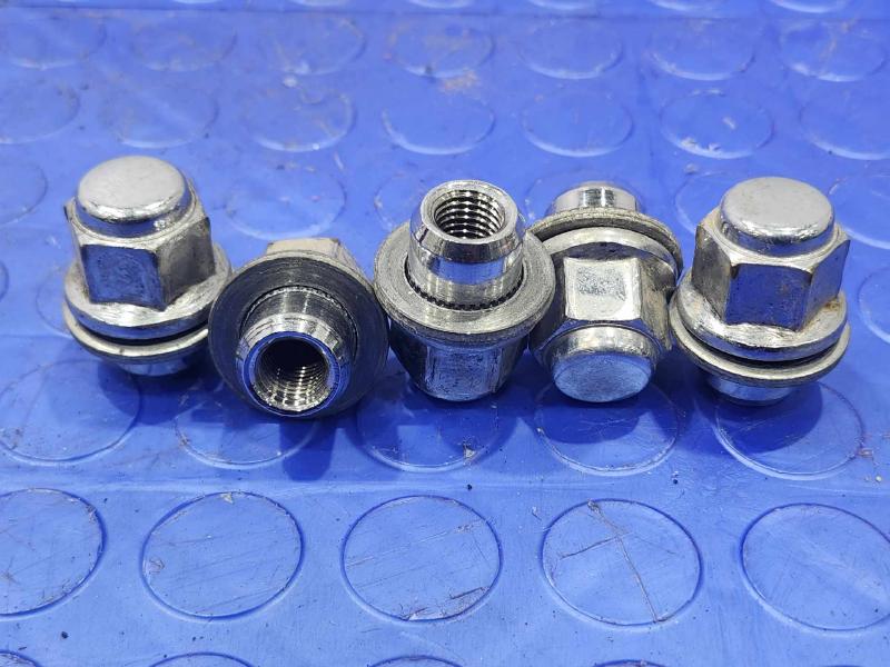 2016 Toyota Prius Lug Nuts