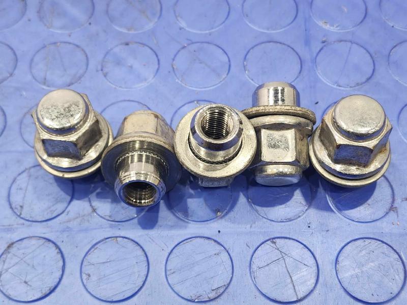 2016 Toyota Prius Lug Nuts