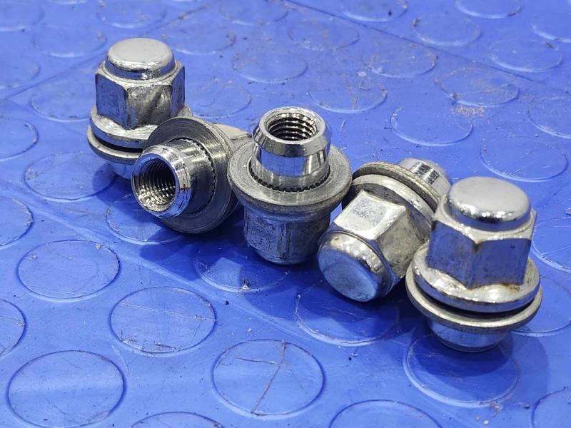 2016 Toyota Prius Lug Nuts