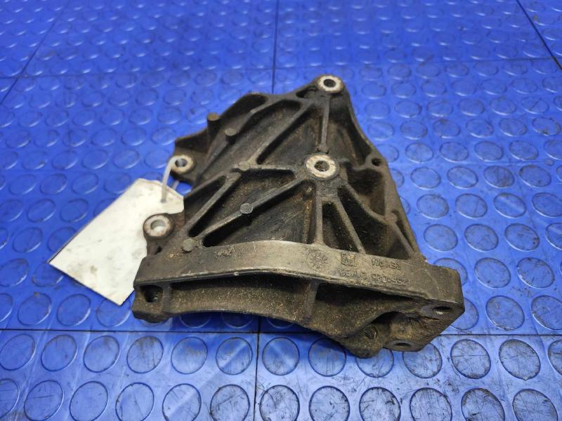 2003 Chevrolet Silverado 2500 A/C Compressor Bracket
