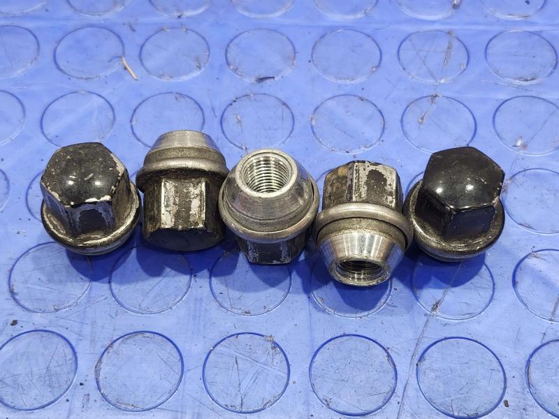 2016 Dodge Challenger Lug Nuts