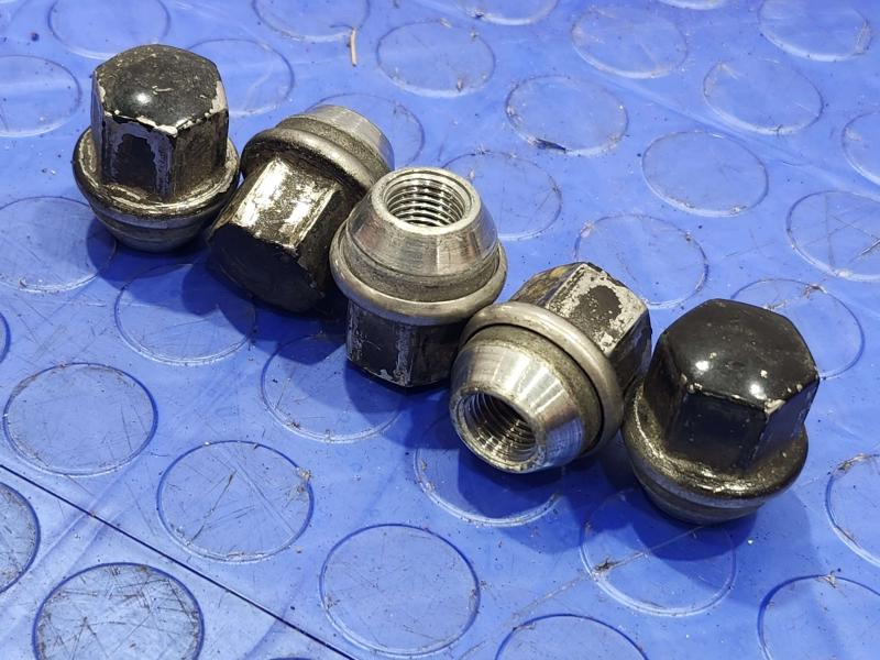 2016 Dodge Challenger Lug Nuts